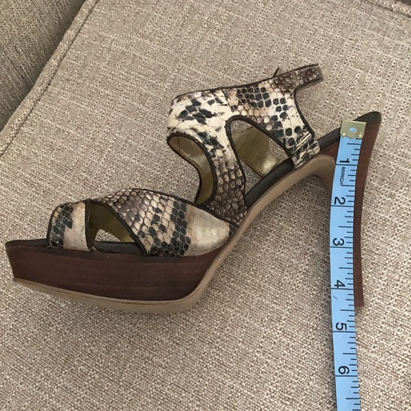 Guess nude,gold and snake print ankle strap - Picture 2 of 5